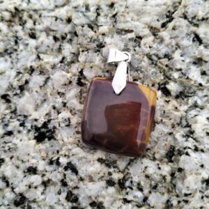 Colgante de jaspe mokaita natural pulido