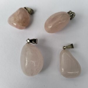 colgante de cuarzo rosa pulido