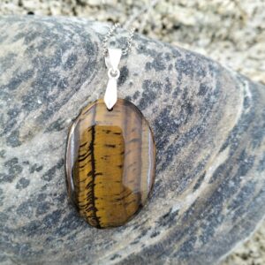 Colgante de ojo de tigre pulido