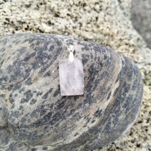Colgante de cuarzo rosa pulido