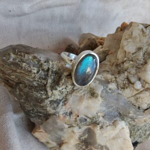 anillo de labradorita natural en plata